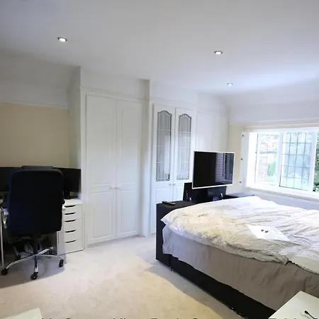 Private With Common Kitchen, Bathroom, Garden And Lounge In Surrey Purley