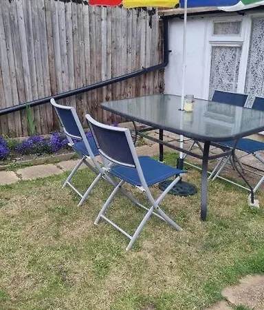 Lovely 5-bed With Free Parking And Garden Holiday home Croydon