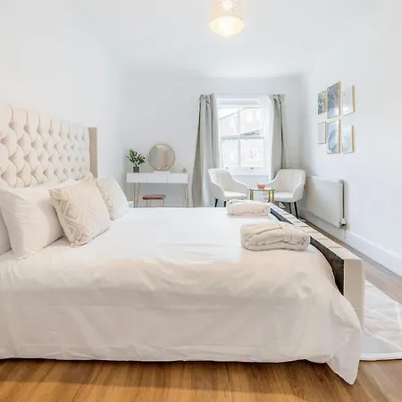 Holiday home House 10 Mins To Tower Bridge Hot Tub & Parking