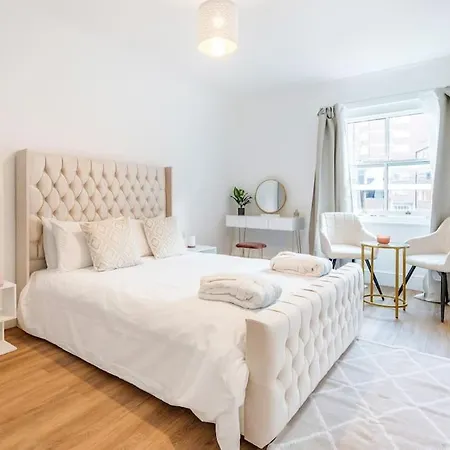 Holiday home House 10 Mins To Tower Bridge Hot Tub & Parking