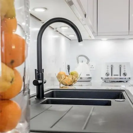 Holiday home House 10 Mins To Tower Bridge Hot Tub & Parking
