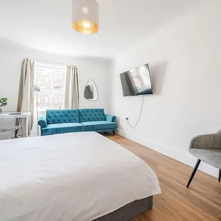 House 10 Mins To Tower Bridge Hot Tub & Parking Holiday home London