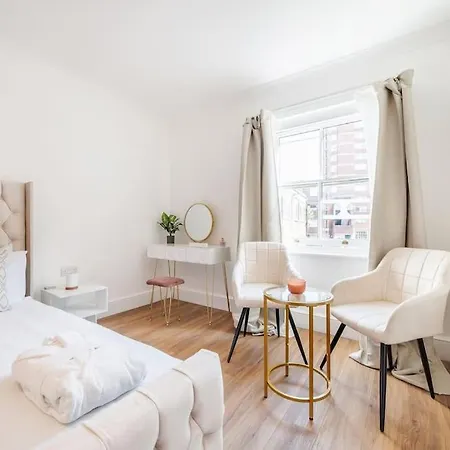 Holiday home House 10 Mins To Tower Bridge Hot Tub & Parking