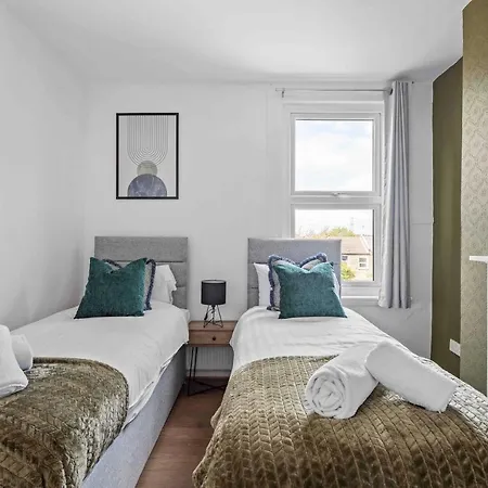 Parea Living - Hackney, 4-bedroom Victorian House W Big Garden * Londra