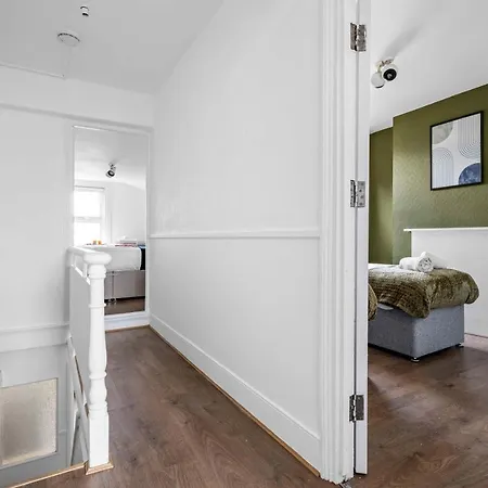 Parea Living - Hackney, 4-bedroom Victorian House W Big Garden * London