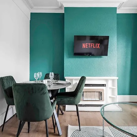 Parea Living - Hackney, 4-bedroom Victorian House W Big Garden London