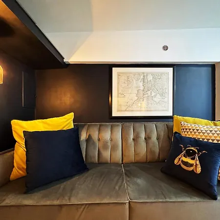 Liam Place Near Hyde Park - 1 Double Bed, 1 Sofa Bed, Spacious Apartment, Private Entrance *