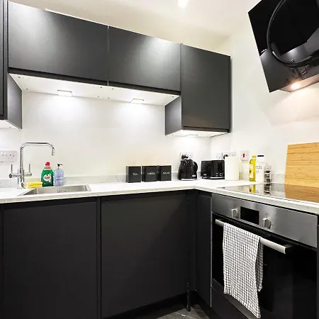 Liam Place Near Hyde Park - 1 Double Bed, 1 Sofa Bed, Spacious Apartment, Private Entrance *