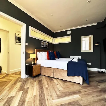 Liam Place Near Hyde Park - 1 Double Bed, 1 Sofa Bed, Spacious Apartment, Private Entrance
