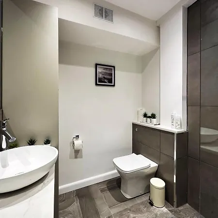 Liam Place Near Hyde Park - 1 Double Bed, 1 Sofa Bed, Spacious Apartment, Private Entrance
