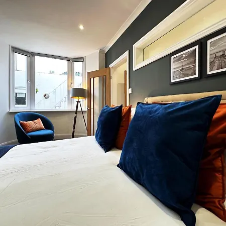 Apartment Liam Place Near Hyde Park - 1 Double Bed, 1 Sofa Bed, Spacious Apartment, Private Entrance