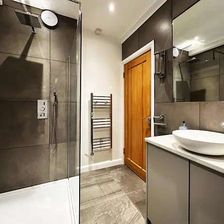 Apartment Liam Place Near Hyde Park - 1 Double Bed, 1 Sofa Bed, Spacious Apartment, Private Entrance