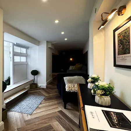 Liam Place Near Hyde Park - 1 Double Bed, 1 Sofa Bed, Spacious Apartment, Private Entrance * London
