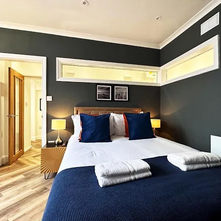 Apartment Liam Place Near Hyde Park - 1 Double Bed, 1 Sofa Bed, Spacious Apartment, Private Entrance *