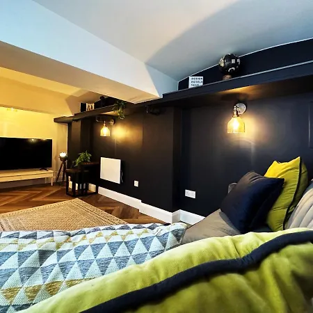 Liam Place Near Hyde Park - 1 Double Bed, 1 Sofa Bed, Spacious Apartment, Private Entrance London