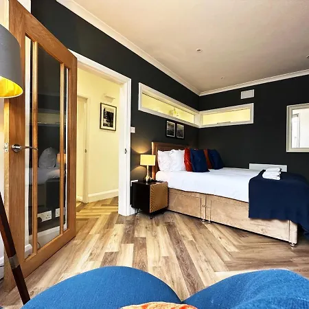 Liam Place Near Hyde Park - 1 Double Bed, 1 Sofa Bed, Spacious Apartment, Private Entrance