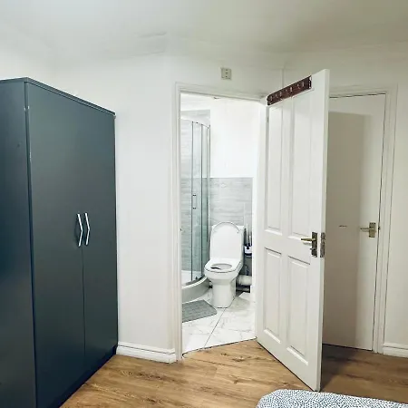 Homestay Double With Private Bathroom, Parking & Wifi