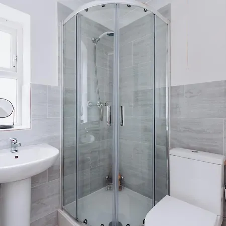 Double With Private Bathroom, Parking & Wifi