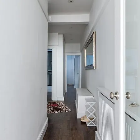 Apartment Specious Bright Flat With Garden In *