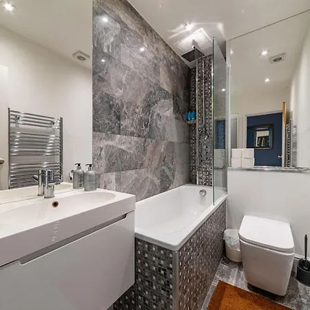 Specious Bright Flat With Garden In Apartment London