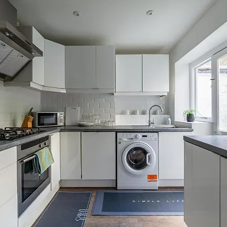 Specious Bright Flat With Garden In Apartment