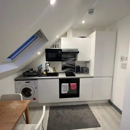 Guest house In Modernised Victorian House Croydon