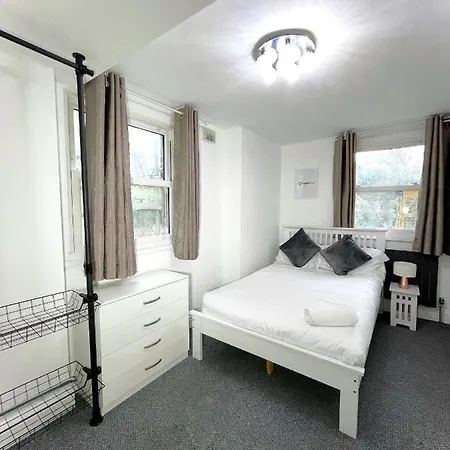 Stunning 2 Bed 2 Bath Luxury Apartment! Apartment London