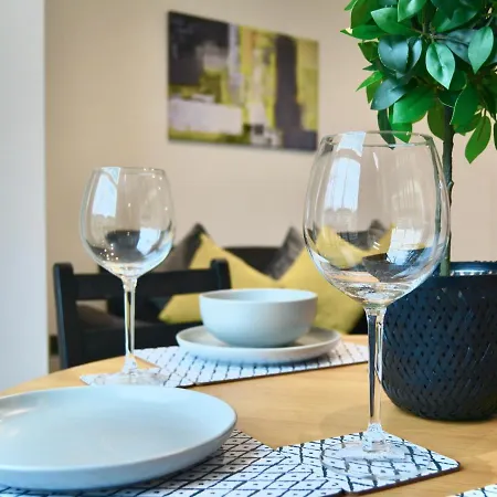Stunning 2 Bed 2 Bath Luxury Apartment! * London