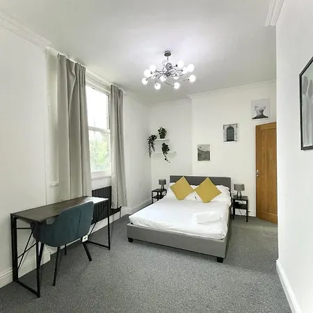 Stunning 2 Bed 2 Bath Luxury Apartment! London