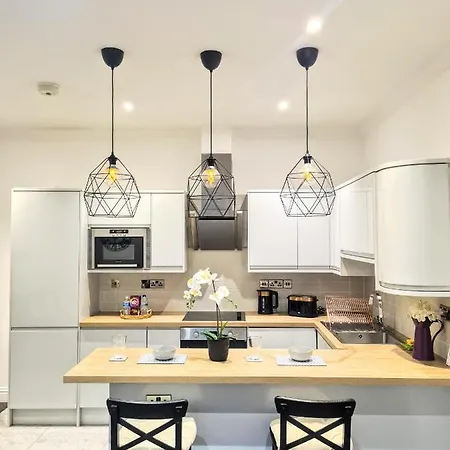 Stunning 2 Bed 2 Bath Luxury Apartment! London