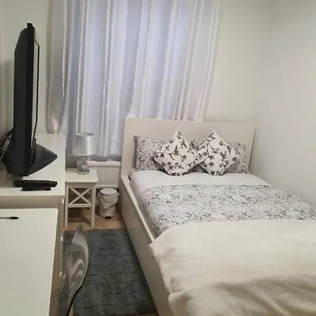 2 Bedroom Flat In Vauxhall, *
