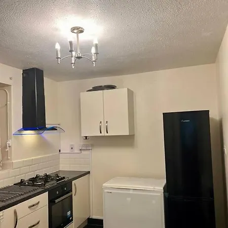 2 Bedroom Flat In Vauxhall, London