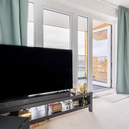 Sunny Luxury Skyline Flat Near Alexandra Palace, Tottenham Stadium & Drumsheds Apartment *