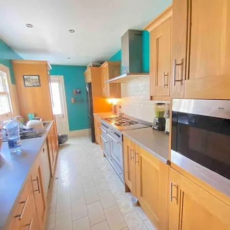 3bed 2bath Poplar Townhouse Holiday home