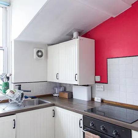 Plush For Four In Brixton Apartment *