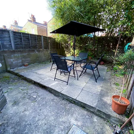 4 Bedroom House Parking & Garden Near Central Casa vacanze Londra