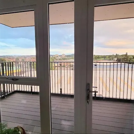 Sunny Luxury Skyline Flat Near Alexandra Palace, Tottenham Stadium & Drumsheds Apartment London