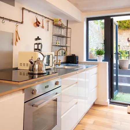 Modern Flat With King Bed, Garden & Outdoor Dining Apartment