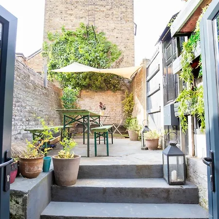 Apartment Modern Flat With King Bed, Garden & Outdoor Dining