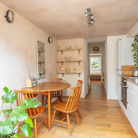 Modern Flat With King Bed, Garden & Outdoor Dining *