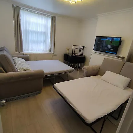 New Look Flat In Waterloo Apartment