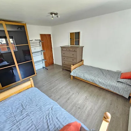Entire 2 Bed Jasmine Fully Serviced Apartment *