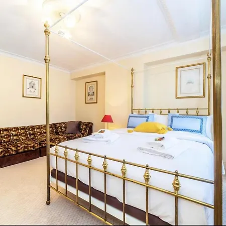 Remarkable 3-bedroom In Apartment London