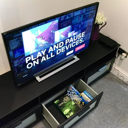 Apartment Stunning 2 Bed 2 Bath Luxury Apartment! London