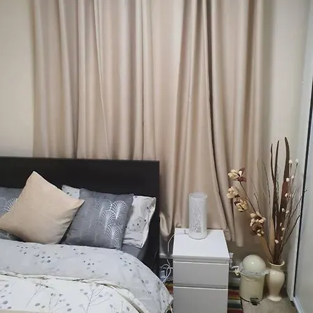 2 Bedroom Flat In Vauxhall, *