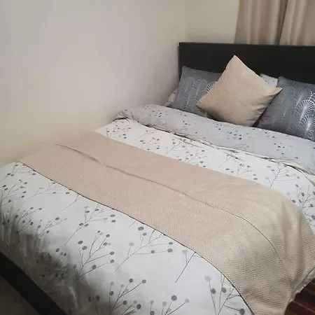 2 Bedroom Flat In Vauxhall, * London