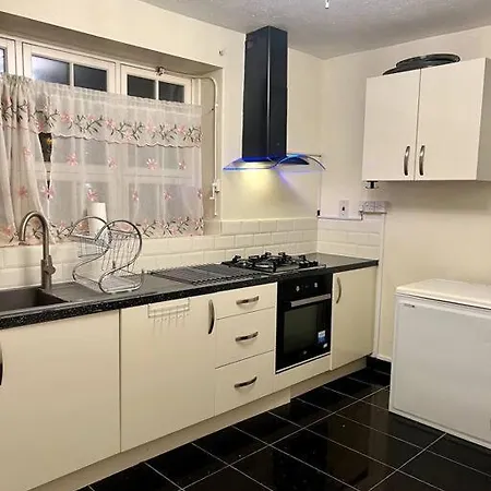 2 Bedroom Flat In Vauxhall, *