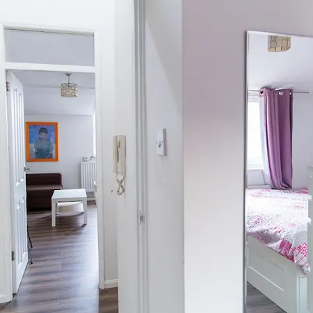 Plush For Four In Brixton Apartment *