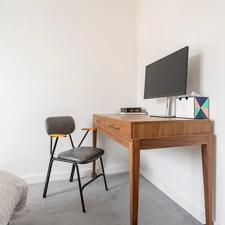 Sunny Luxury Skyline Flat Near Alexandra Palace, Tottenham Stadium & Drumsheds Apartment *