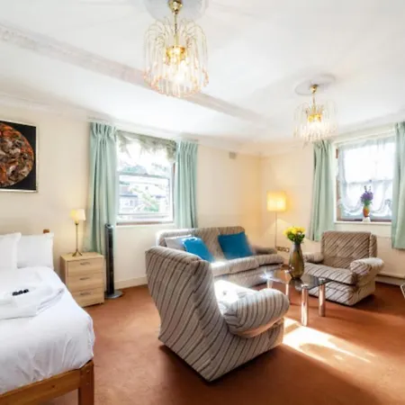 Remarkable 3-bedroom In Apartment London